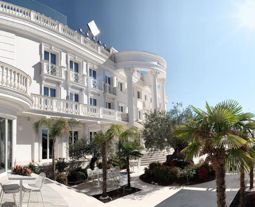 Hotel Villa Pascucci 5 star hotel entry